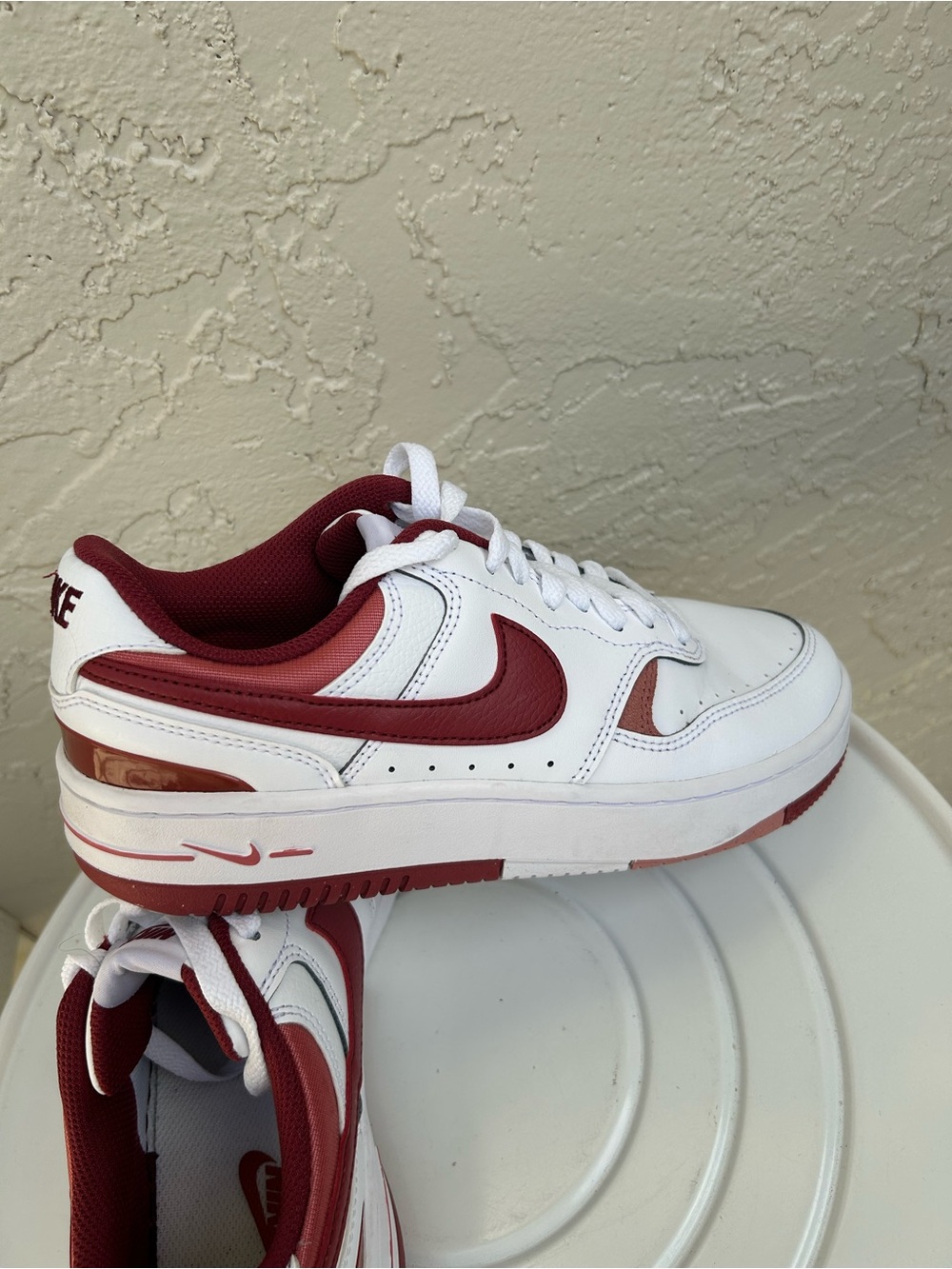 Nike Women's Gamma Force casual sneakers Red and White Size 7.5